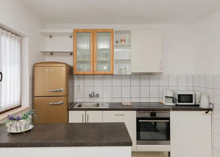 Ivka-omis By Guide וילה Katuni