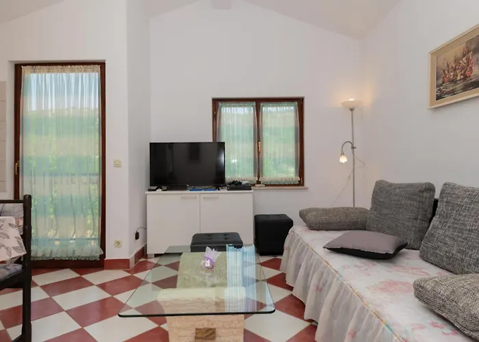 Ivka-omis By Guide וילה Katuni