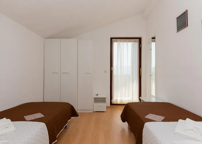 Ivka-omis By Guide Katuni